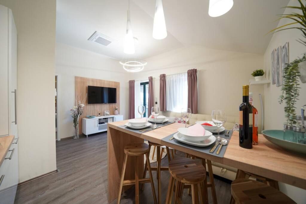 Apartment Vala, 4*, Sea View & Private Heated Pool Pridraga Exterior photo